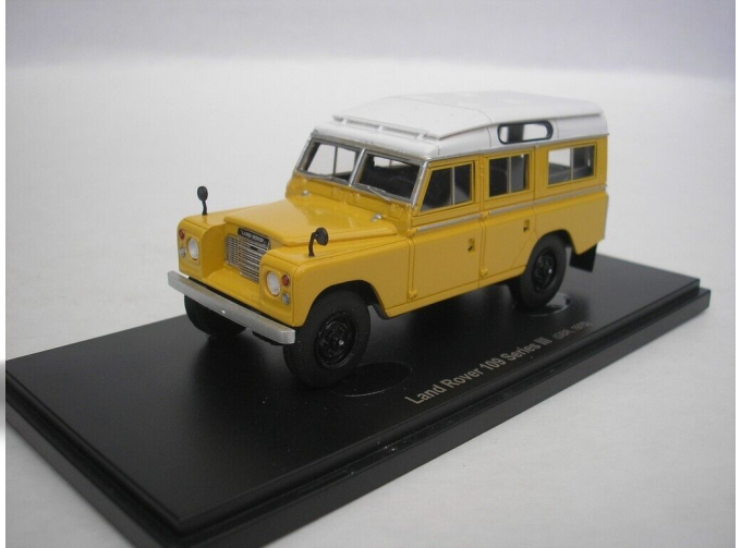 LAND ROVER 109 Series III (ochre-yellow)