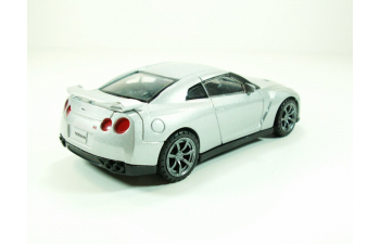 NISSAN GT-R (2009), silver