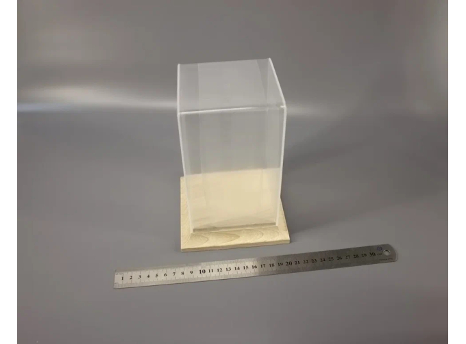 Бокс акриловый для фигур в масштабе 1/16, 100х100х160, на деревянном основании