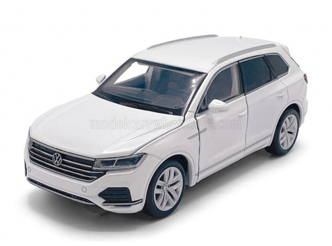 VOLKSWAGEN Touareg (2014), white