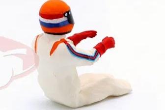 Фигурка сидящего гонщика в оранжевом шлеме (1976)