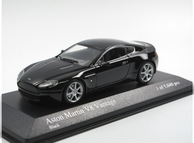 Aston Martin V8 Vantage black