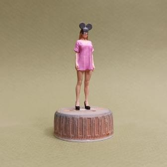 Фигура 0885 Женщина-мышь, окрашенная (цвет в ассортименте)