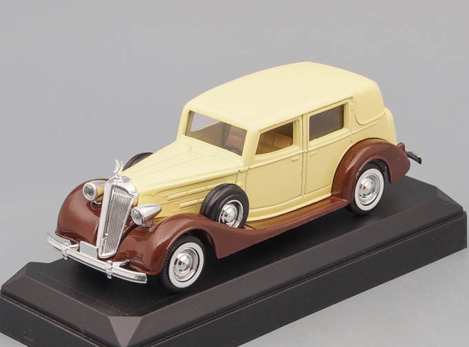 PACKARD Sedan, light yellow / brown