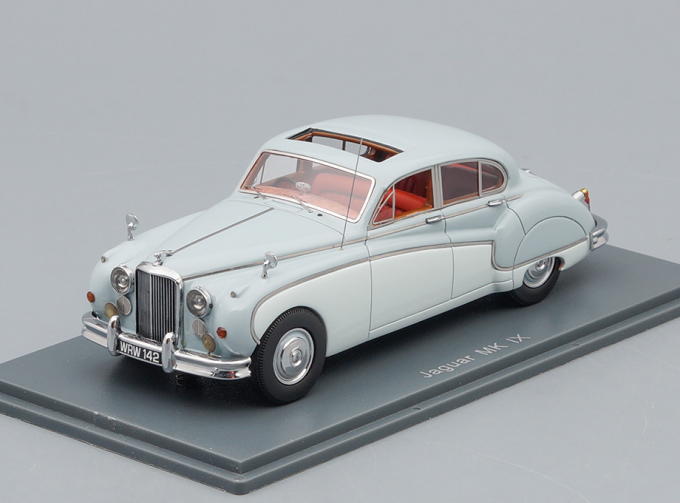 JAGUAR MK IX (1960), light blue