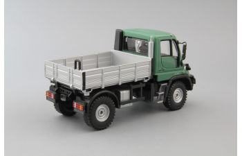 MERCEDES-BENZ Unimog U300, green / silver