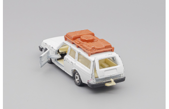 VOLVO 245 Estate 1979, white