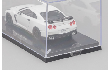 NISSAN GT-R R35, pearl white