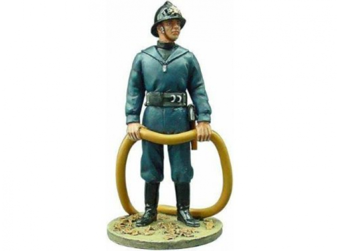 Итальянский пожарный с пожарным рукавом 1940