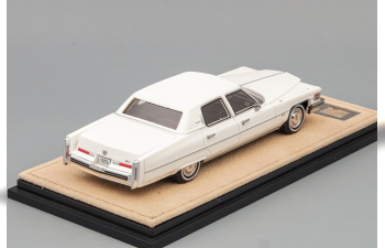 CADILLAC Fleetwood Brougham (1974), White