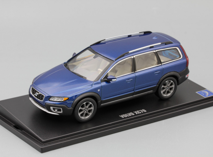 VOLVO XC70, blue