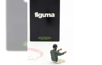 Фигурка сидящего гонщика в серо зеленой куртке