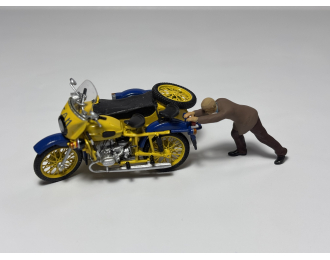 Фигурка Человек толкает мотоцикл