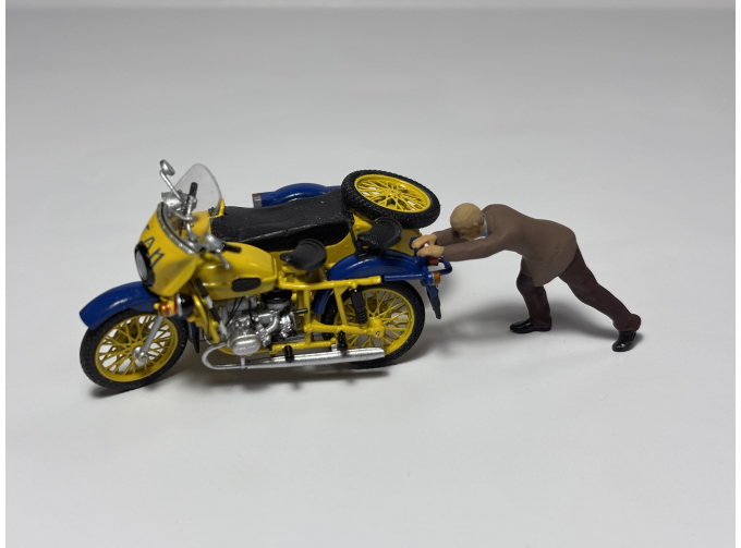 Фигурка Человек толкает мотоцикл