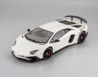 LAMBORGHINI Aventador LP750-4 SV (2015), matt white