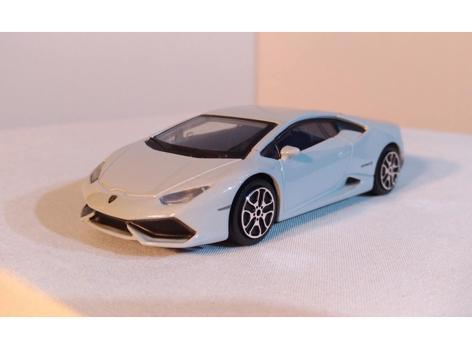 Lamborghini Huracan, white