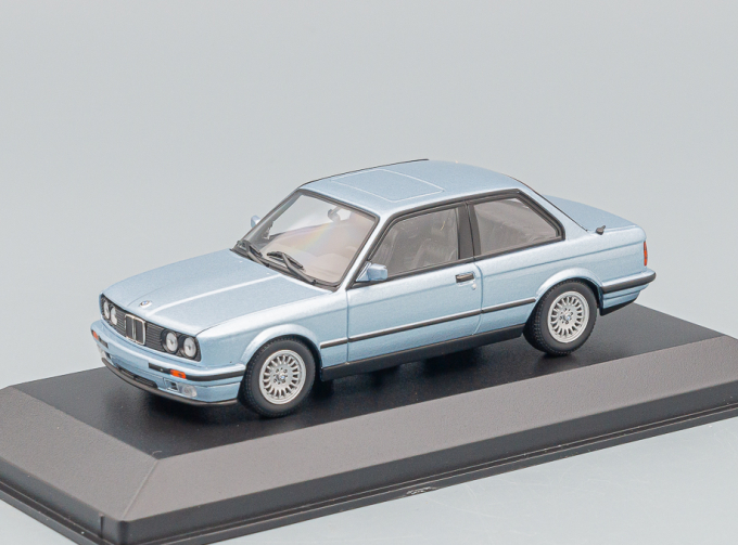 BMW 3er E30 Saloon (1986), lightblue-metallic