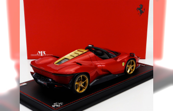 FERRARI Daytona Sp3 (2022) - Con Vetrina - With Showcase, Rosso Magma - Gold Red Met Black