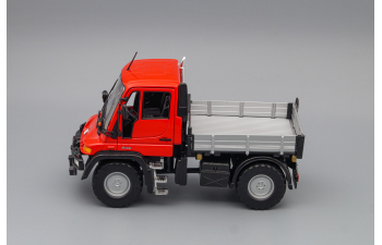 MERCEDES-BENZ Unimog U400, red / silver