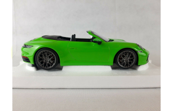 Porsche 911 (992) Carrera 4S lizard green