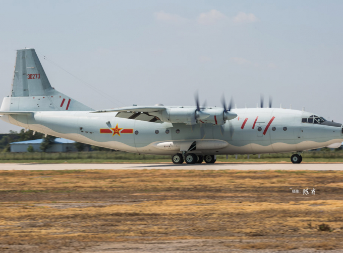 Сборная модель Китайский многоцелевой транспортный самолет Shaanxi Y-8 ( 1/144, Hobby Boss )