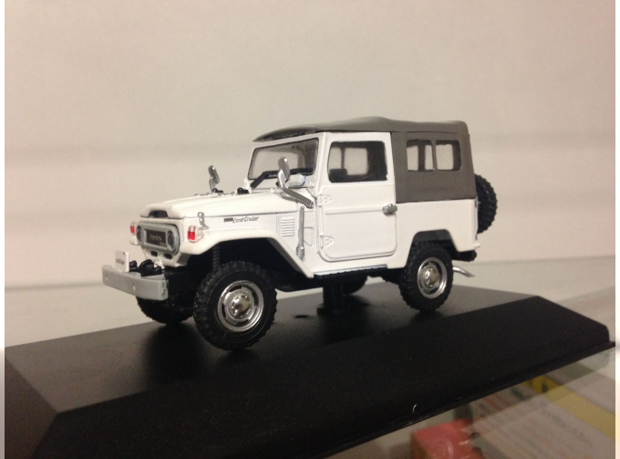 TOYOTA Land Cruiser BJ 40, white / grey