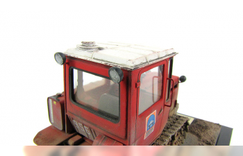 ДТ-75 "Почтальон", трактор (красный, со следами эксплуатации)
