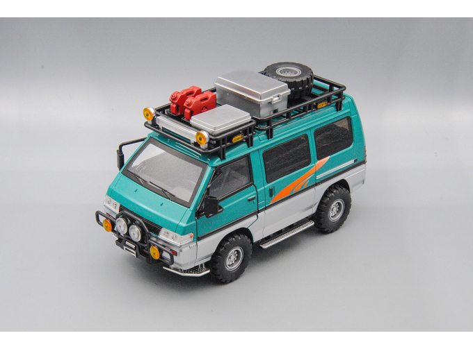 MITSUBISHI Delica, зелёная, 18 см.