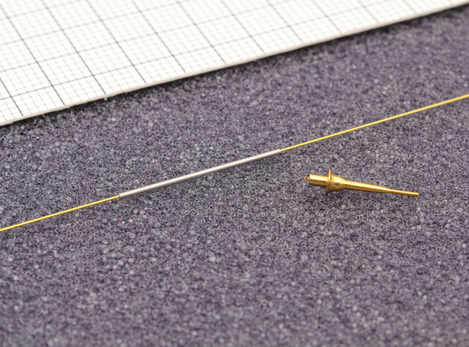 Антенный ввод (радиостанции Р-123 и др.) и антенна для советской бронетехники 1960-1990-х годов: Т-62 (поздние), Т-72, Т-80, 90, БТР и др.