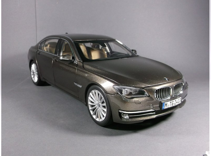 BMW 750 Li F02 LCI, brown metallic