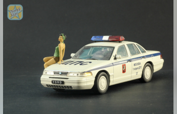 Фигурка "Девушка в зеленом сидит на капоте" (окрашена)