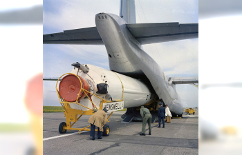 Сборная модель Самолет Douglas C-133 w/PGM – 17 Thor IRBM