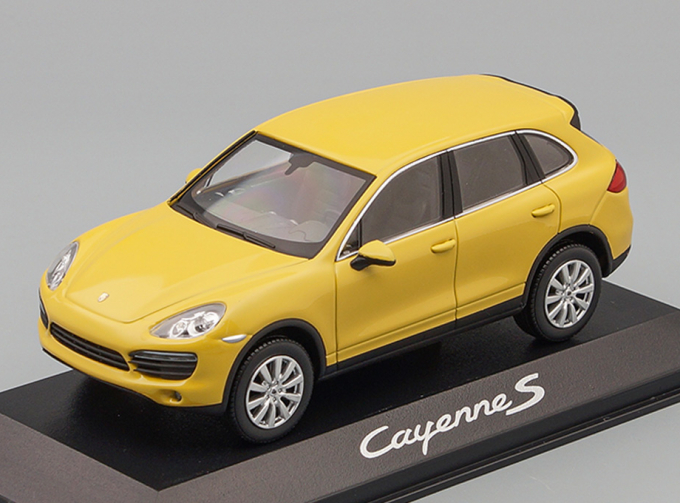 PORSCHE Cayenne S (2015), sandy yellow