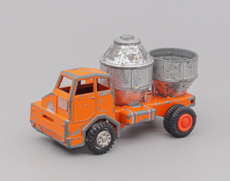 Грузовик с цистернами, оранжевый