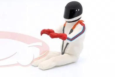 Фигурка сидящего гонщика в черном шлеме (1978)