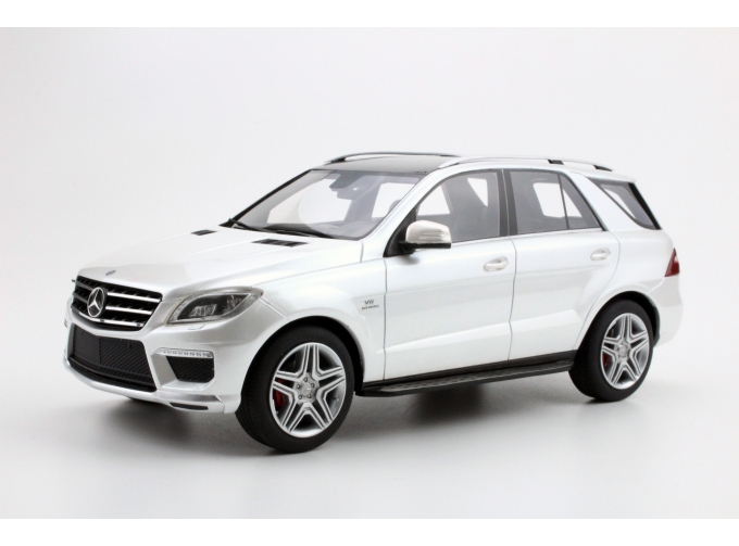 Mercedes-Benz ML63 AMG (white)