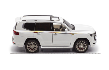 TOYOTA Land Cruiser 300, белый (с работающим светом)