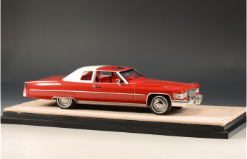 CADILLAC Coupe Deville (1975) Firethorne Red Metallic