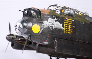 Сборная модель Носовая часть бомбардировщика Avro Lancaster B.MK1/III (с полным интерьером, в комплект включена подставка)