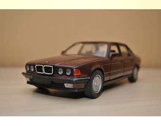 BMW 750iL, масштаб 1:24, баклажановый