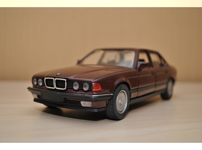 BMW 750iL, масштаб 1:24, баклажановый