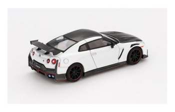 NISSAN GT-R NISMO (2024), white/black