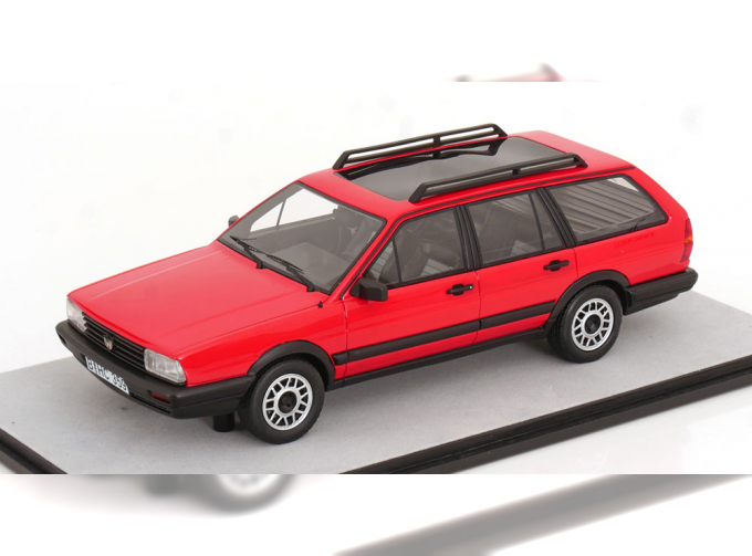 VOLKSWAGEN Passat 32b Variant (1980-1989), red