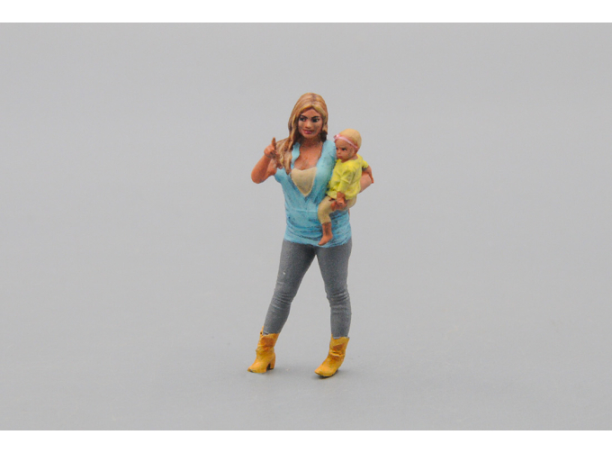 Фигурка девушки с ребенком