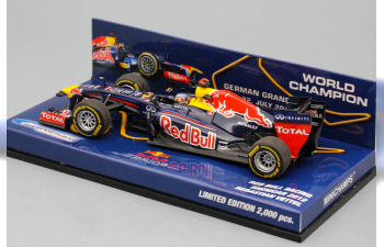 Набор Red Bull: модель F1 Rb8 Red Bull N 1 Sebastian Vettel Showcar 2012 World Champion + пряжка