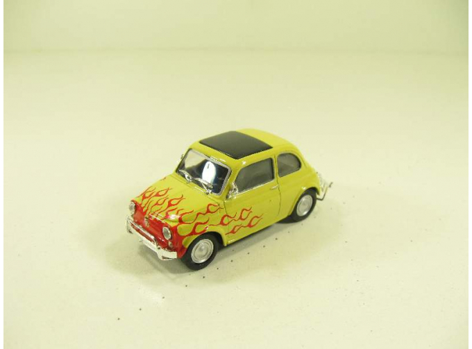 FIAT 500L, yellow / red