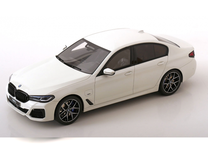 BMW 545E M Sport Saloon (2023), white