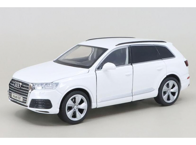 AUDI Q7, white