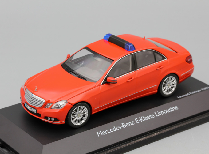 MERCEDES-BENZ E-Klasse Limousone Feuerwehr Hamburg, red