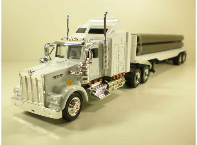 KENWORTH W900 трейлер платформа с трубами 1:43, белый